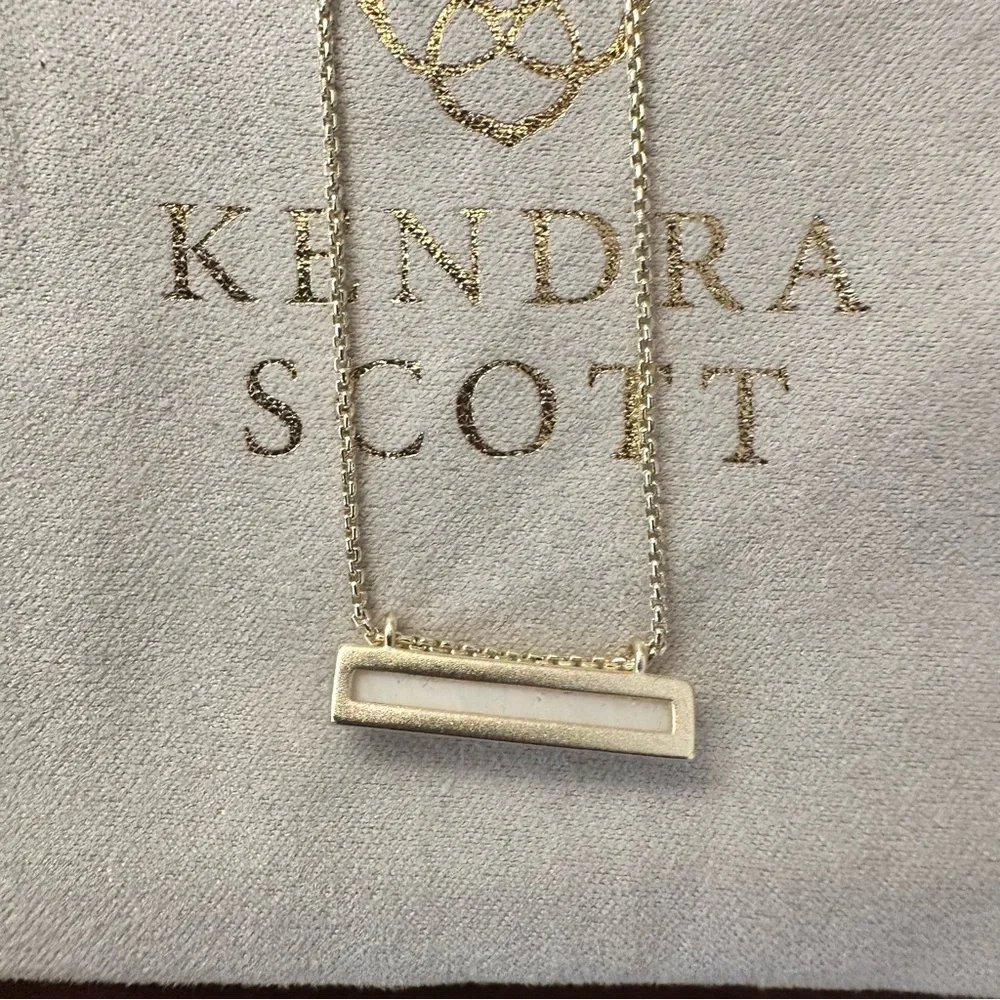 Kendra Scott Leanor Gold Pendant Necklace in White Pearl